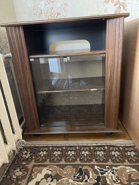 Полка со стеклянными дверями