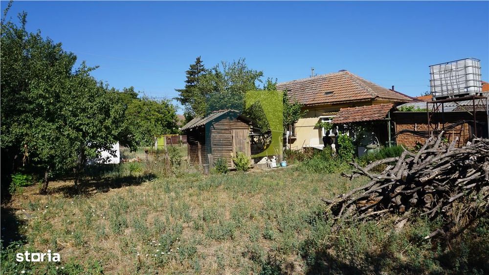 Teren stradal cu casa veche in Podari - toate utilitatile