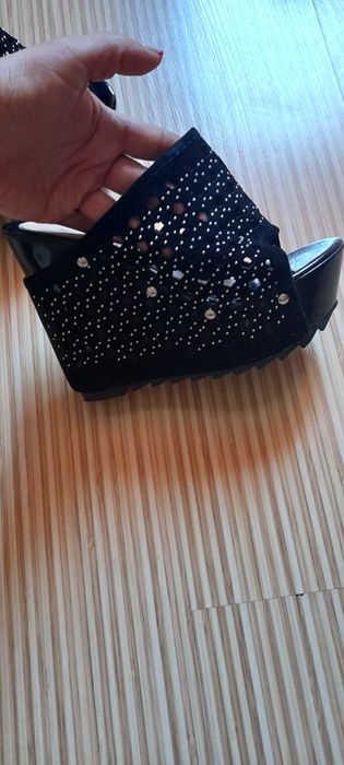 дамски чехли на платформа-60лв.Спортни чехли Calvin Klein-45лв.