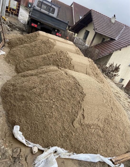 Piatra sparta, nisip, sort, balastru, pamant, etc.