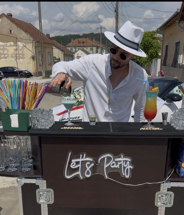 “Let’s Party” cocktail bar
