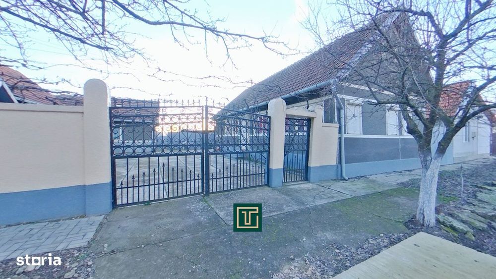 Casa cu teren generos si 3 corpuri de cladire | Cermei
