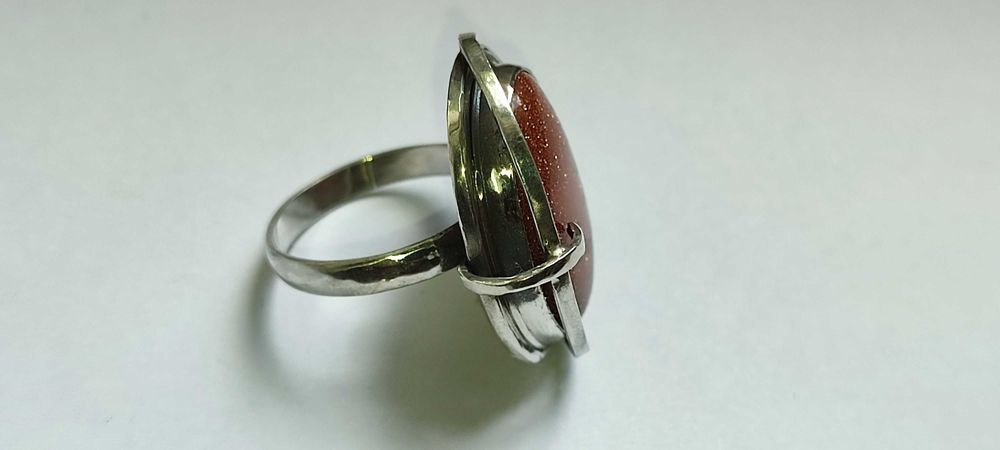 Эксклюзивное серебряное кольцо с камнем Золотой песок