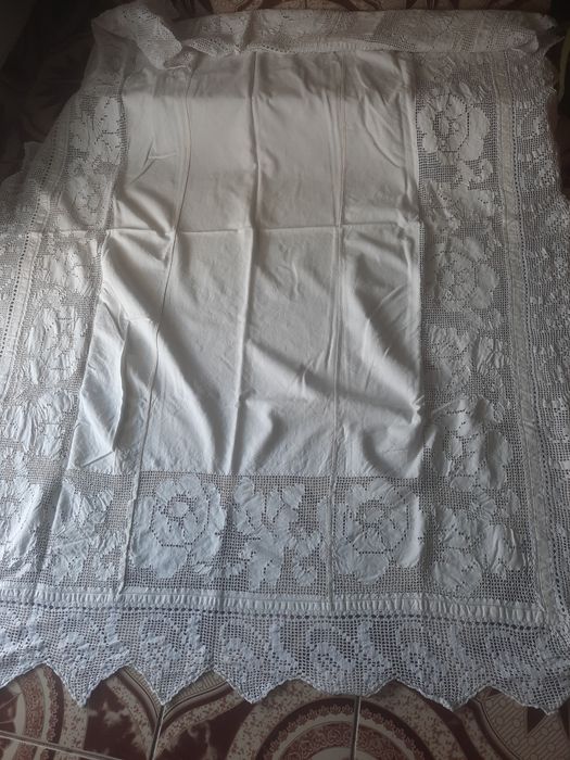 Vând lucruri țesute manual