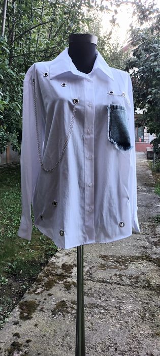 Camasa bumbac alba cu accesorii metalice