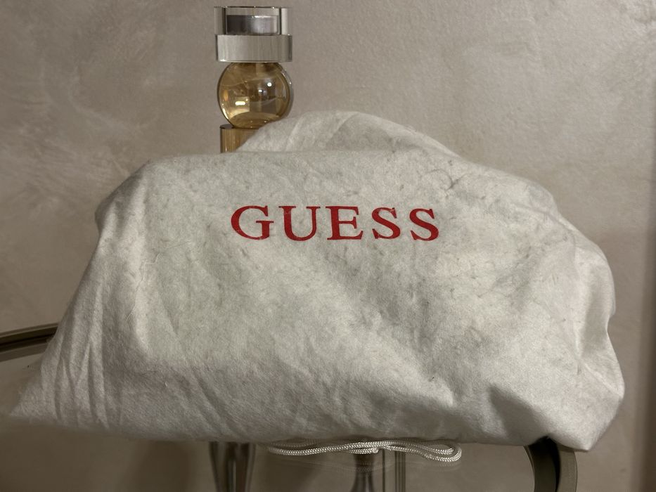 Geanta Guess de piele ecologica cu bareta de umar si aspect matlasat