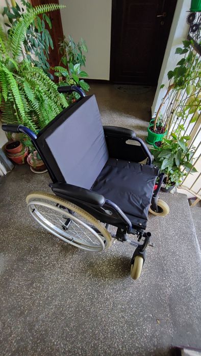 Fotoliu rulant pliabil, cu manevrare manuala, ca nou, impecabil