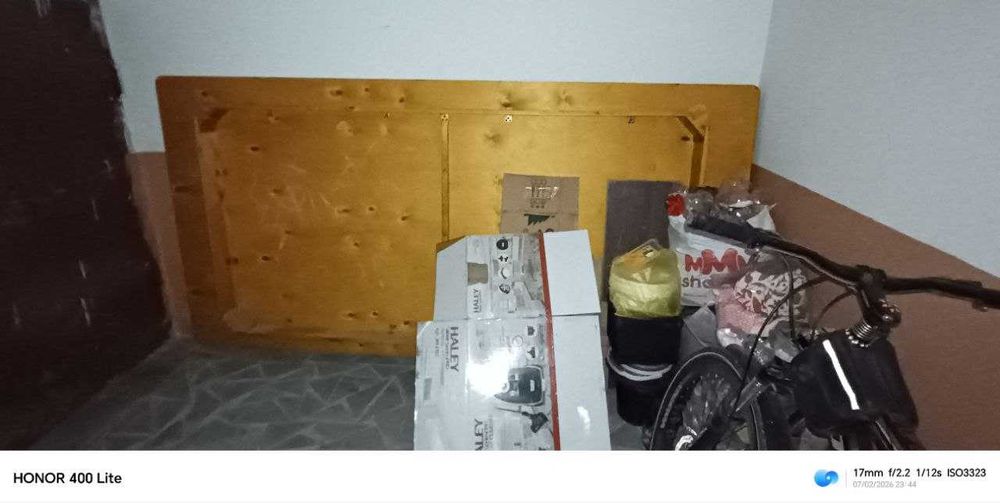 Длинный стол с длинными круглыми,красивыми ножками