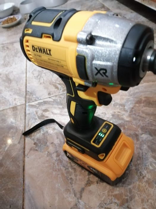 Autofiletanta cu impact, DCF 887 cu o baterie de 6A NOU.