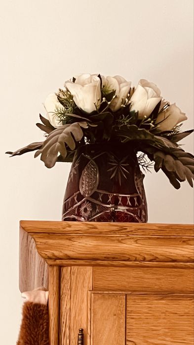 Două vaze de cristal roșu ! Prețul este pt ambele , deci 110 ron / buc