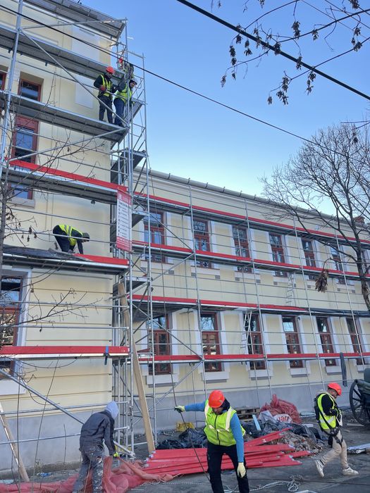 inchiriem schela cu montaj