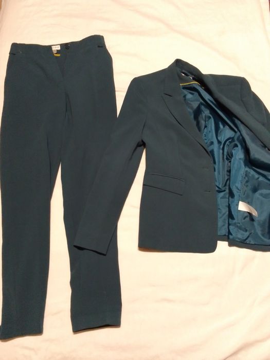 Много тъмнозелен дамски костюм