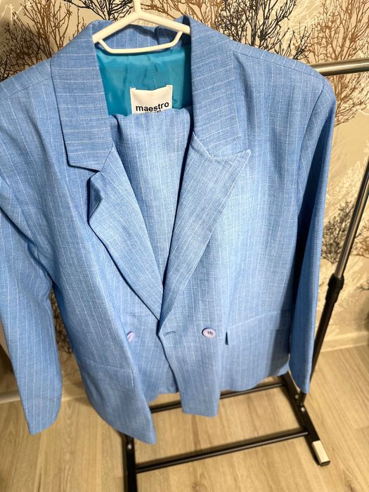 Дамски костюми нови намалени