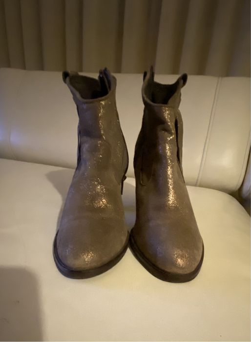 Ghete din piele maro cu tente aurii