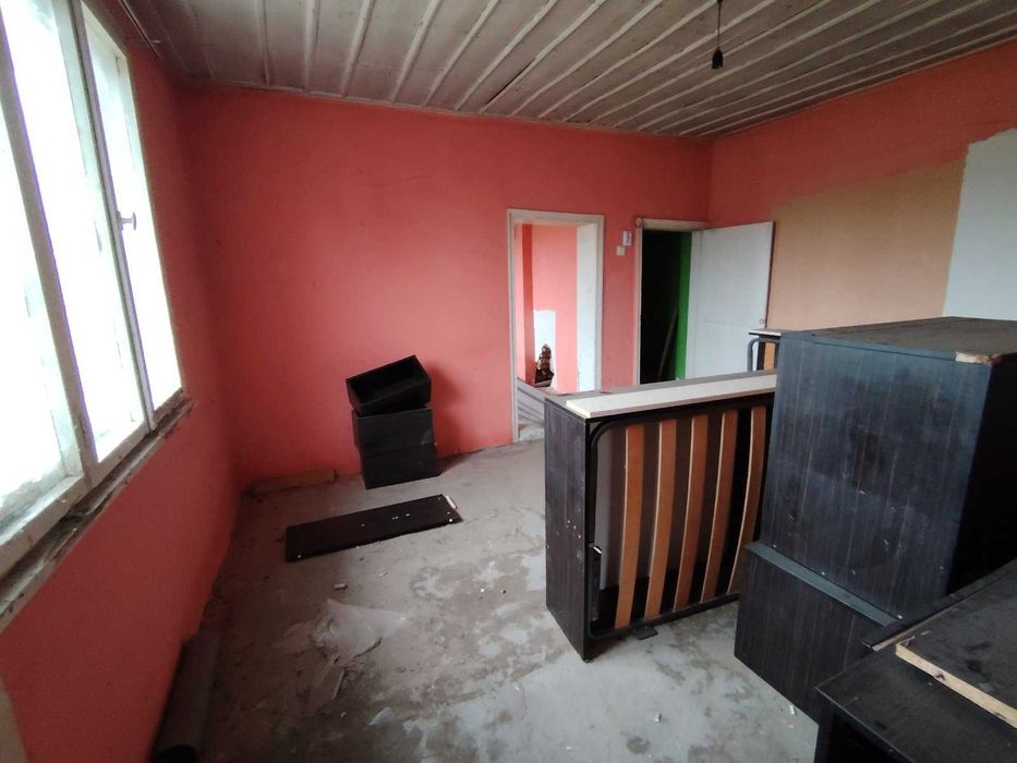 Къща с голямо и равно дворно място в близост до Плевен !