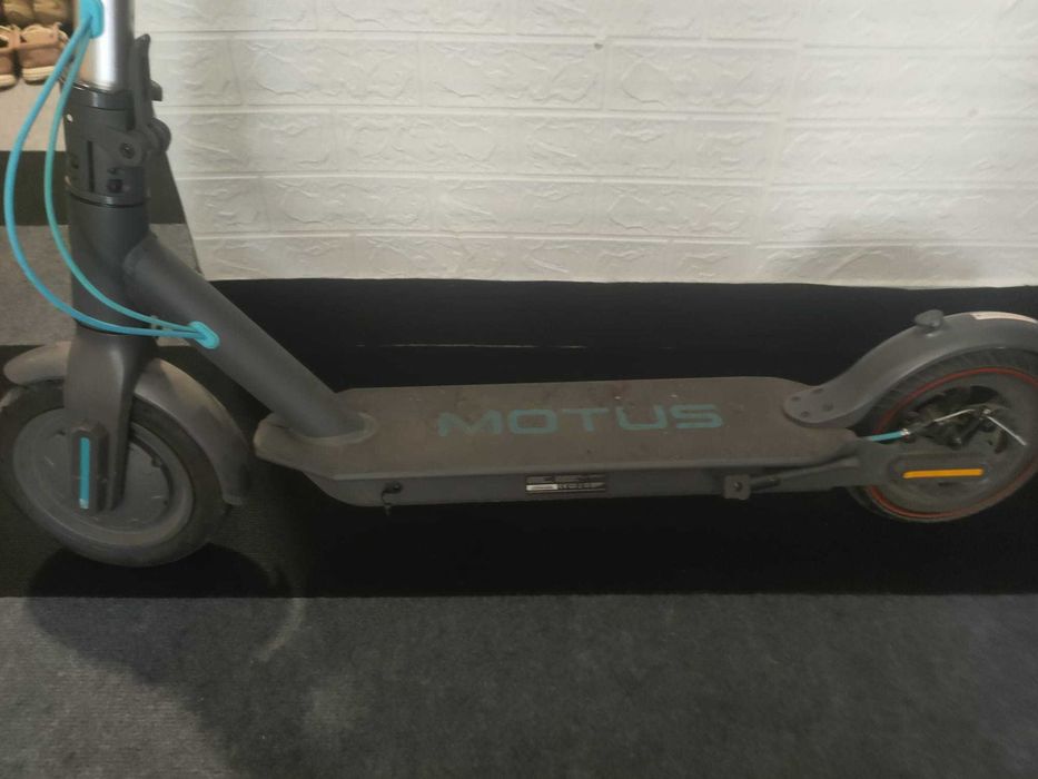 Trotinetă electrică Motus 8.5 – stare foarte bună, încă în garanție