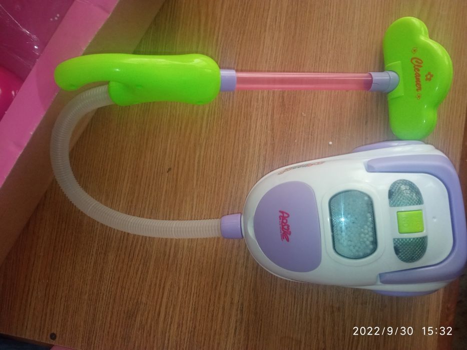 Детская швейная машина и пилесос