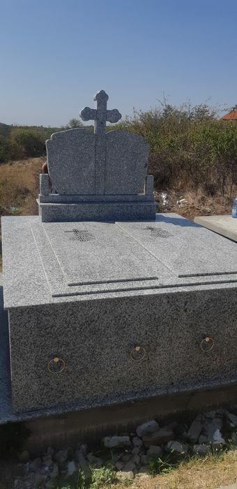 Placari morminte, cruci monumente funerare granit marmura restaurari