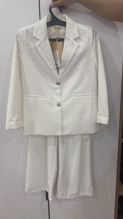 Продам костюм новый и платье