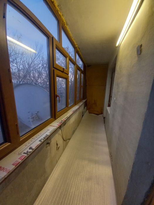 Продаётся 1 ком кв в чирчике 4 мкн дом кирпичный 2 этаж в доль дороги