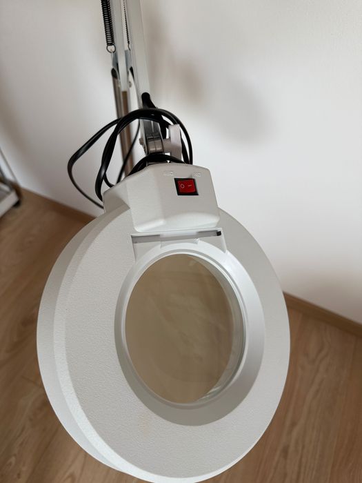 Oglinda cu lupa pentru cosmetica
