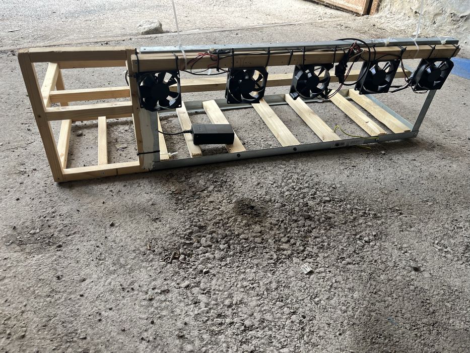 Майнинг риг със охлаждане