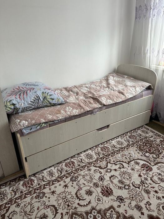 Кровать и шкаф домашний