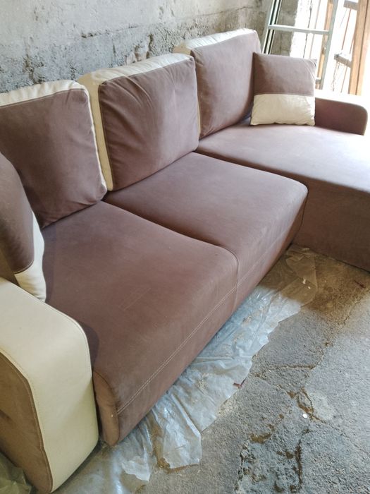 Продавам холна ъглова гарнитура бежово и кафяво с функция за сън.