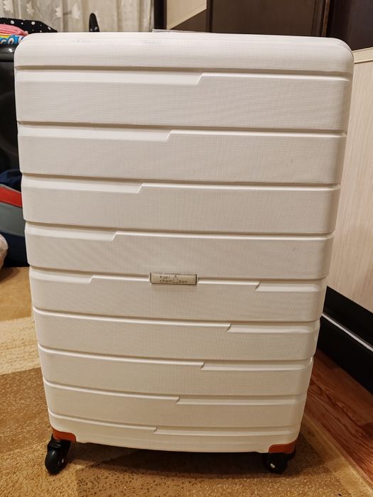 Чемодан 40.000 новый