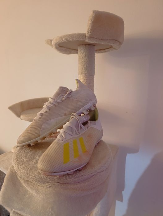 Продавам футболни бутонки Adidas 42
Бутонките са носени малко,
