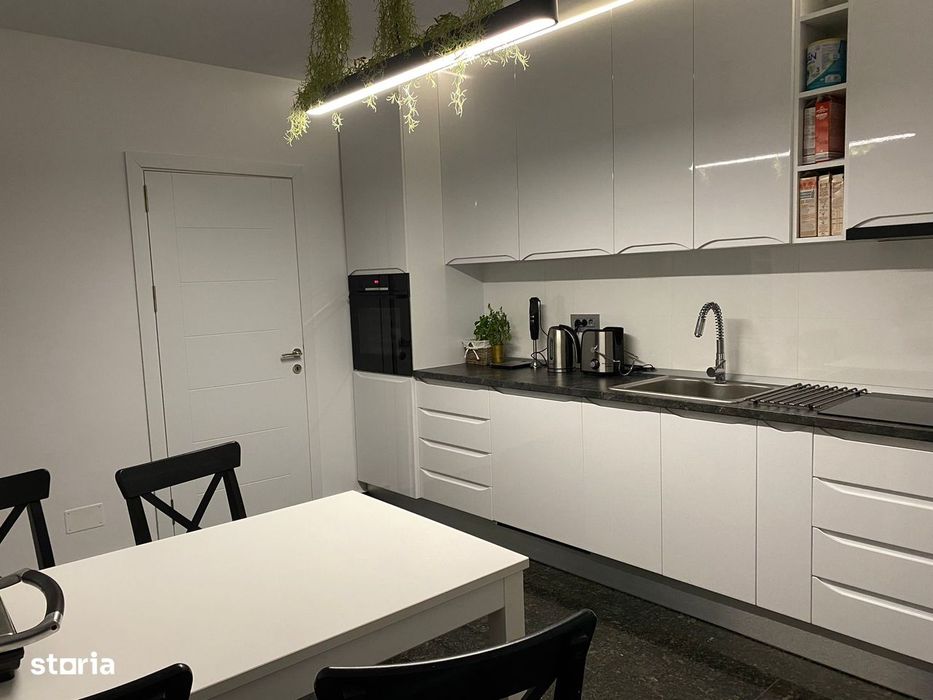 Apartament 4 camere, etaj 8, terasă și lift