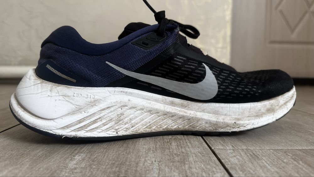 Nike Structure 24