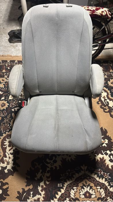 продам сидения на тойоту сиенну