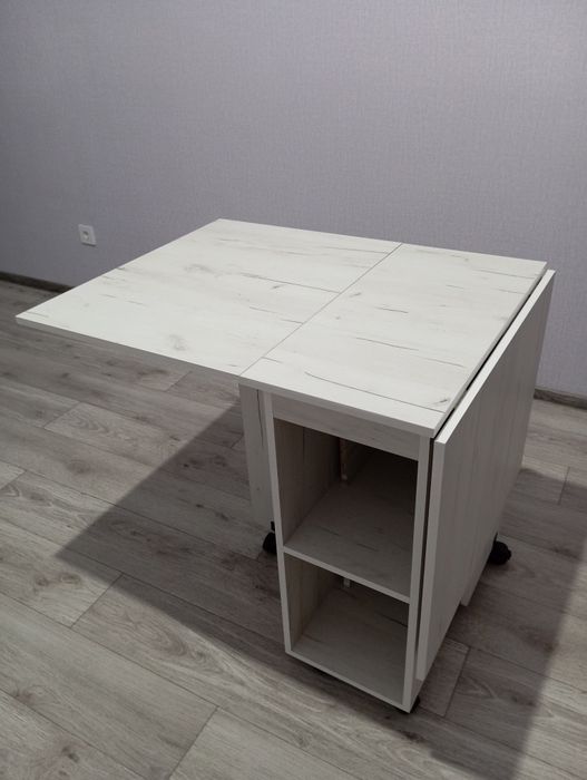 Продам стол и четыре табуретки