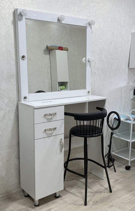 Визажисткий столик + стульчик за 35000