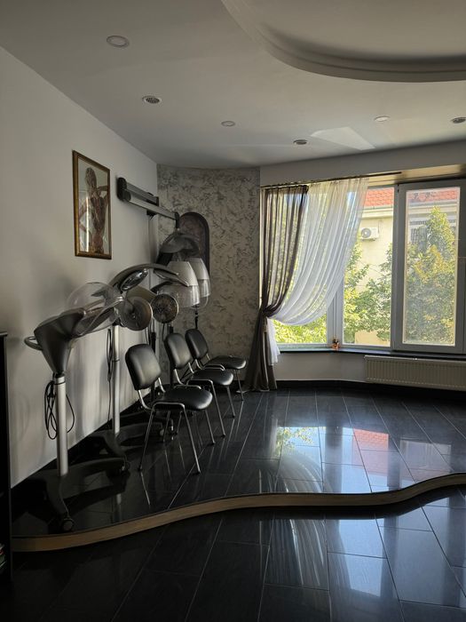 Închiriez posturi de lucru în salon de înfrumusețare – zonă centrală
