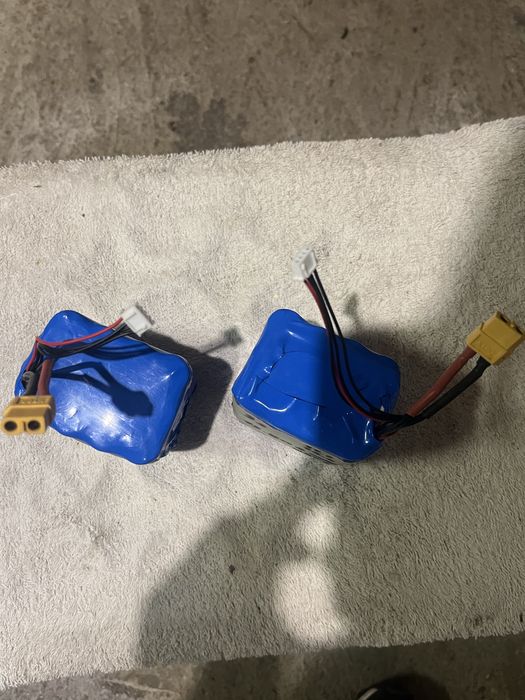 Vand baterii navamodel 3 s 12.800 ah fiecare