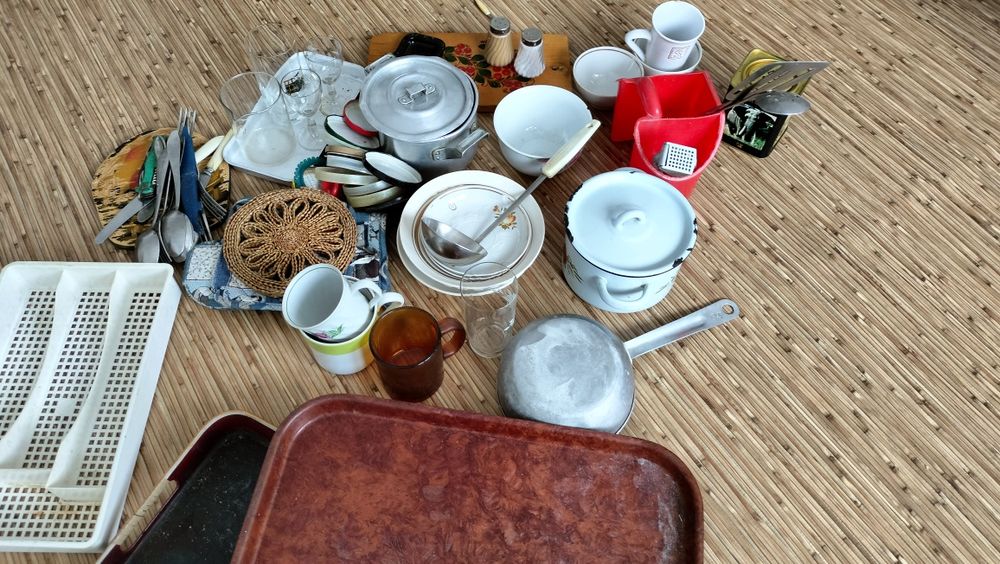 Кастрюли,разнося,ложки