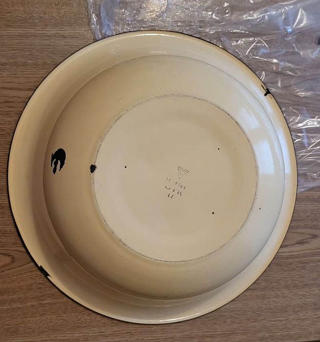 Эмалированная чашка