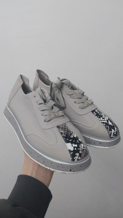 Женская обувь: кроссовки, лоферы, шлепанцы. Распродажа!