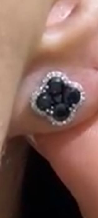 Золотой гвоздик с сапфиром и бриллиантами.