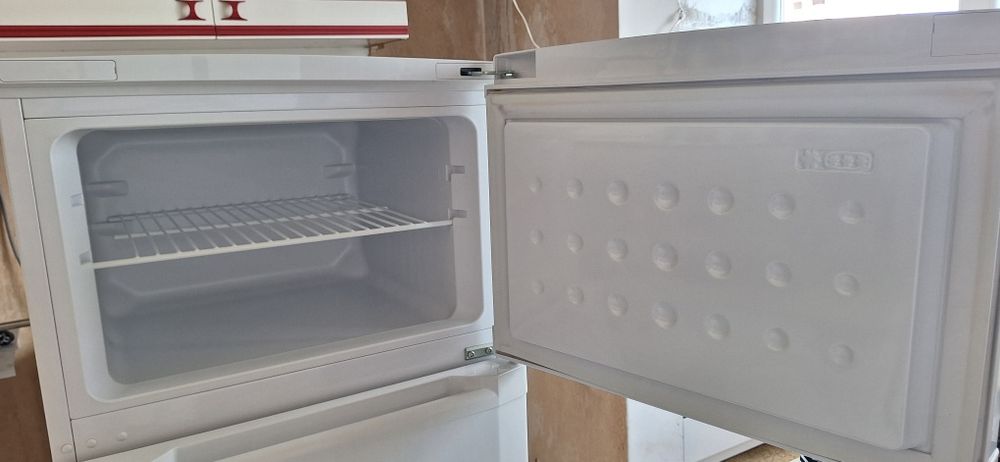 Свободностоящ хладилник с горен фризер Beko DSA 25020