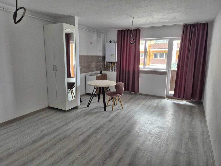 Vand garsoniera semi decomandata