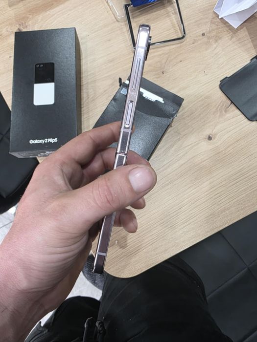 Samaung Galaxy Z Flip 5