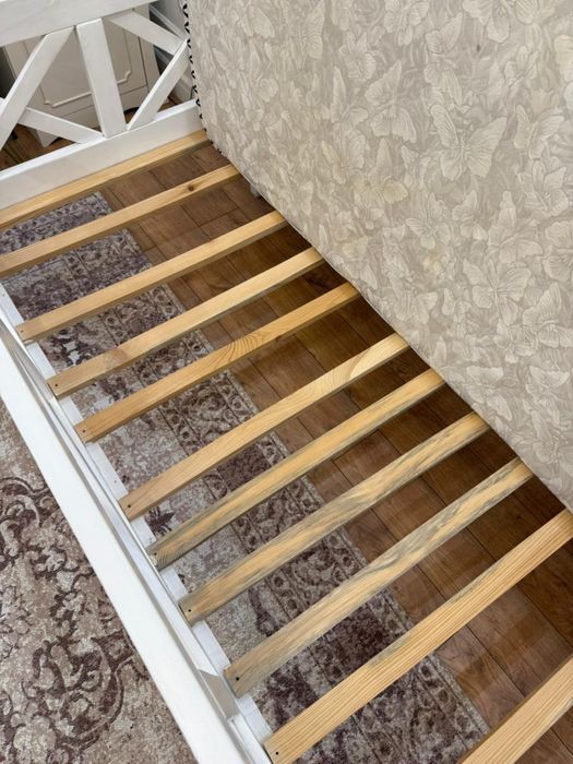 Кровать, натуральное дерево