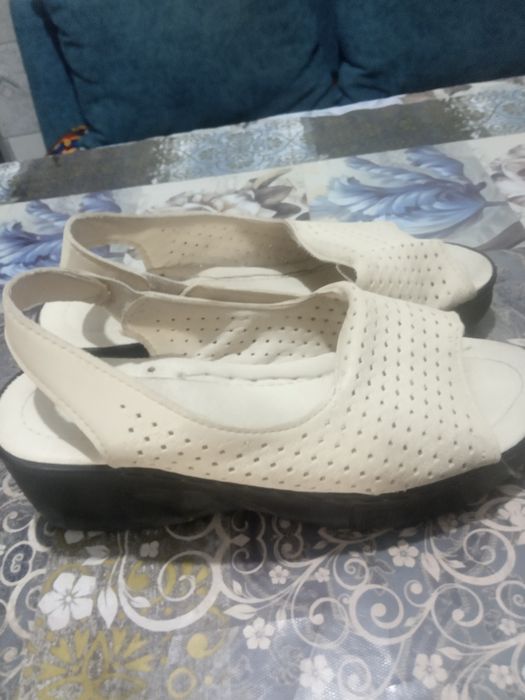 Продам женские босоножки