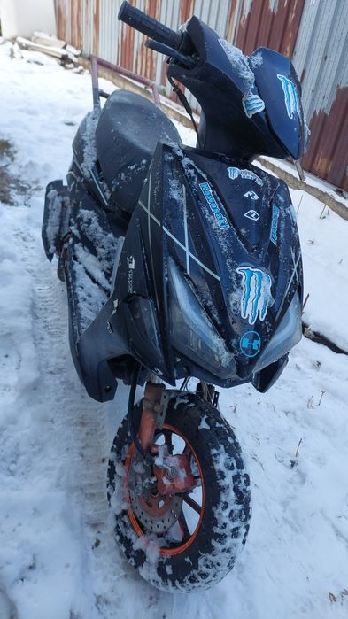 Мопед долго стойт у дома