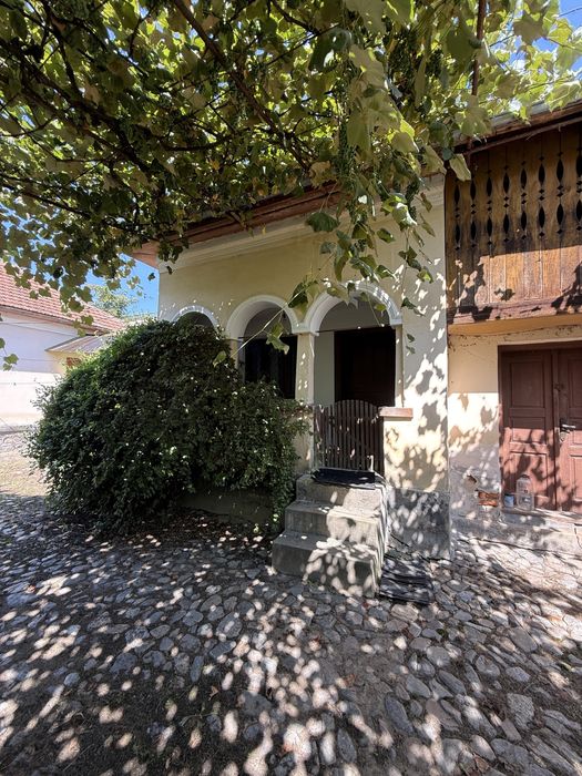 Vând grup de 2 case și teren 1254mp