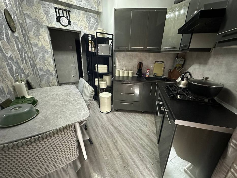 Kvartira sotiladi ko‘p qavatli bozor yonida