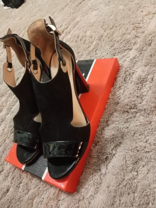 Yigitning koptoklari va jinsiy olatini tuflisi bilan oyoq osti qilgan